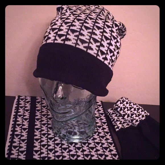 ONLY 1! MICHAEL Michael Kors Logo Scarf - Picture 7 of 8